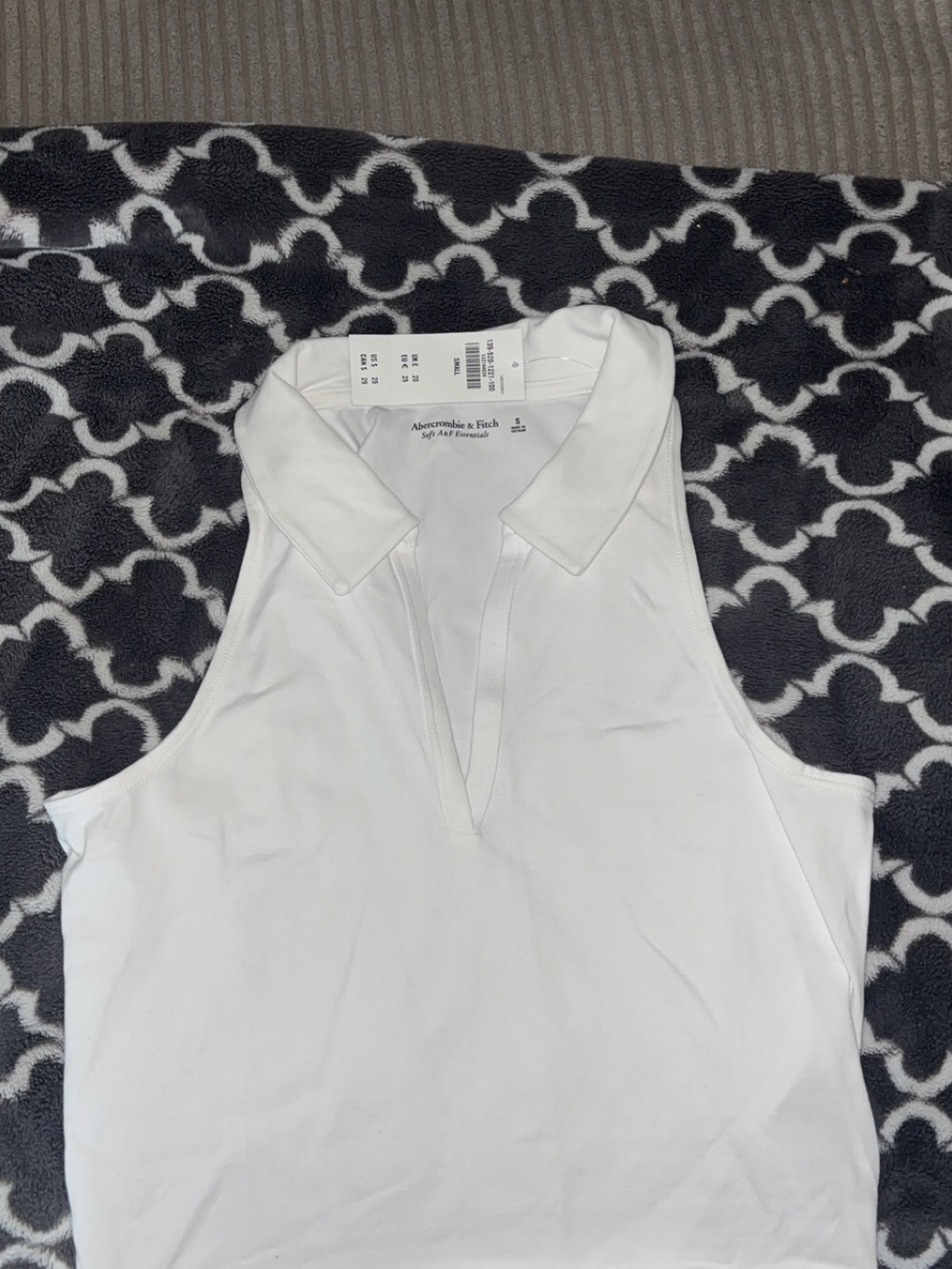 Abercrombie & Fitch White Collared V‑Neck Sleeveless Tank